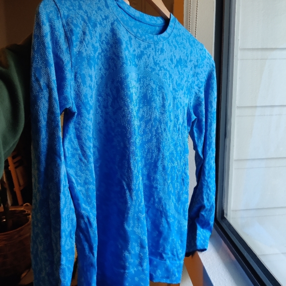 Lululemon Size 6 - Blue Printed Long Sleeve Top